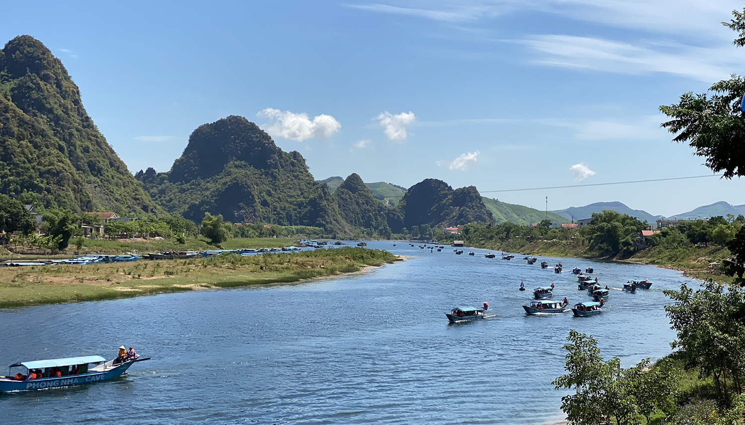 Du khách tham quan động Phong Nha vào dịp lễ giỗ Tổ 10/3.