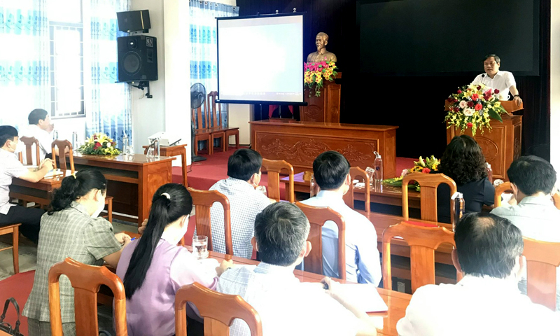 Đồng chí Bí thư Tỉnh ủy Vũ Đại Thắng trao đổi chuyên đề tình hình KT-XH và những định hướng, giải pháp phát triển KT-XH của tỉnh Quảng Bình đến năm 2025.
