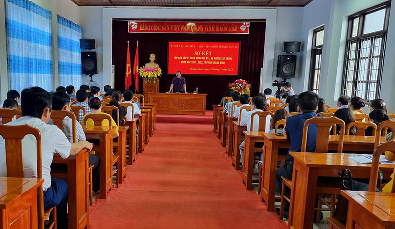 Toàn cảnh buổi sơ kết.
