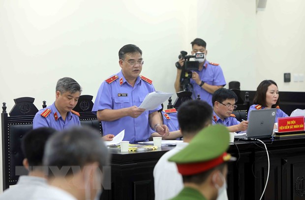 Đại diện Viện kiểm sát công bố cáo trạng tại phiên tòa. (Ảnh: An Đăng/TTXVN)