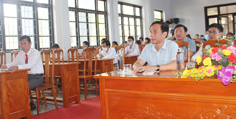 Các đại biểu tham dự lễ bế giảng.