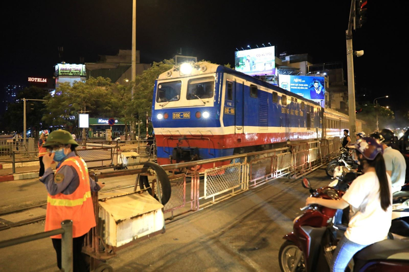  Những đối tượng nào được giảm giá vé tàu dịp cao điểm hè?  Ảnh: TTXVN
