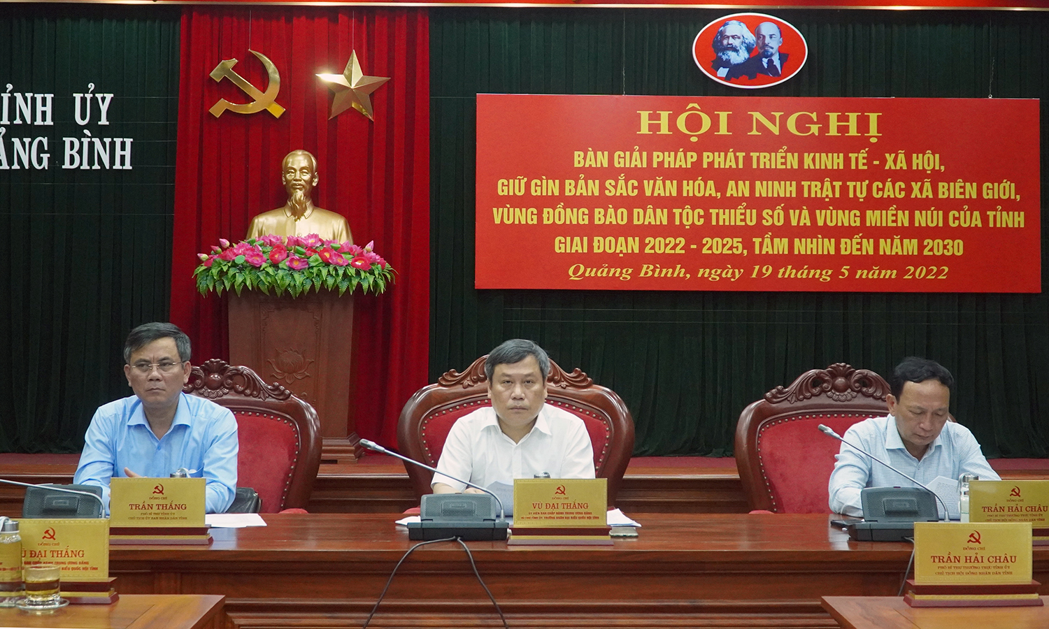 Các đồng chí trong Thường trực Tỉnh ủy điều hành hội nghị bàn giải pháp phát triển vùng biên giới, ĐBDTTS và MN