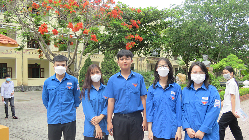 Lực lượng đoàn viên thanh niên đồng hành cũng thí sinh 