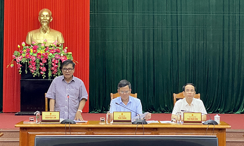 Đồng chí Phó Chủ tịch Thường trực UBND tỉnh Đoàn Ngọc Lâm điều hành phần thảo luận tại hội nghị.