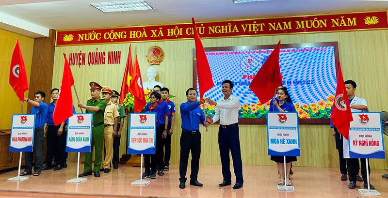 Đồng chí Bí thư Huyện ủy Quảng Ninh Trần Quốc Tuấn tham gia phát động Chiến dịch Thanh niên tình nguyện hè năm 2022.