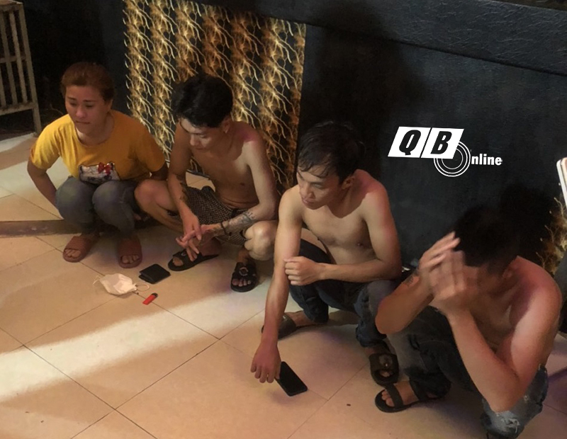 Các đối tượng sử dụng trái phép chất ma túy tại quán karaok Thỏ Ngọc khi bị bắt quả tang.
