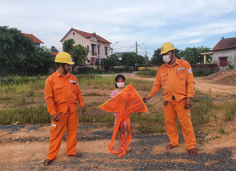  Điện lực Đồng Hới tuyên truyền, nhắc nhở học sinh không thả diều gần hành lang an toàn lưới điện