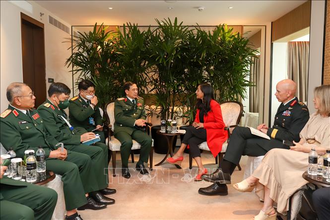 Bộ trưởng Quốc phòng Phan Văn Giang gặp Bộ trưởng Quốc phòng Canada Anita Anand. Ảnh: Lê Dương/Pv TTXVN tại Singapore