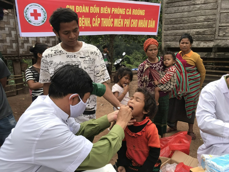 Tuổi trẻ BĐBP tỉnh tổ chức khám, cấp phát thuốc miễn phí cho đồng bào dân tộc thiểu số.