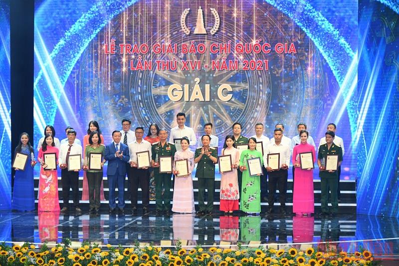 Trao giải C cho các tác giả, đại diện nhóm tác giả đoạt giải. (Ảnh: THÀNH ĐẠT) 