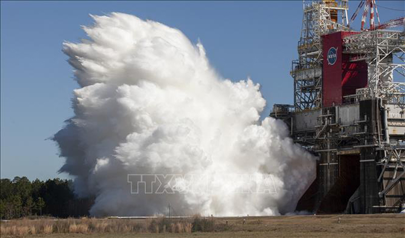 Hệ thống tên lửa đẩy SLS trong cuộc thử nghiệm lần thứ hai tại Trung tâm Vũ trụ Stennis của NASA bên ngoài vịnh St. Louis ở Mississippi, Mỹ. Ảnh tư liệu: AFP/TTXVN