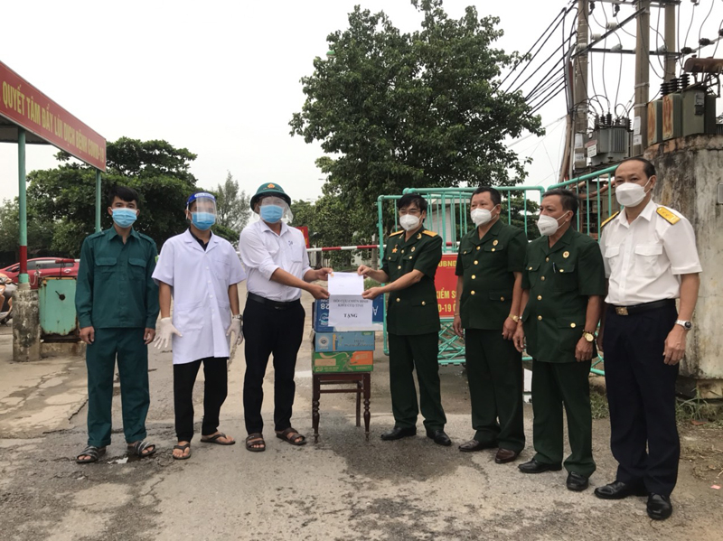 Hội CCB Khối CCQ tỉnh trao quà hỗ trợ tổ kiểm soát, phòng, chống dịch Covid-19 khu vực Cảng cá Nhật Lệ.