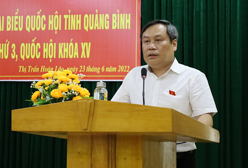 Đồng chí Vũ Đại Thắng, Ủy viên Trung ương Đảng, Bí thư Tỉnh ủy, Trưởng đoàn ĐBQH tỉnh tiếp thu, trao đổi các ý kiến của cử tri huyện Bố Trạch.