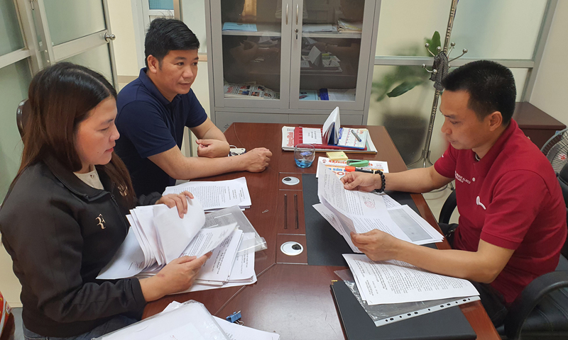 Ông Hoàng Kim Duy (bên trái ảnh) phản ánh sự việc với phóng viên Báo Quảng Bình.