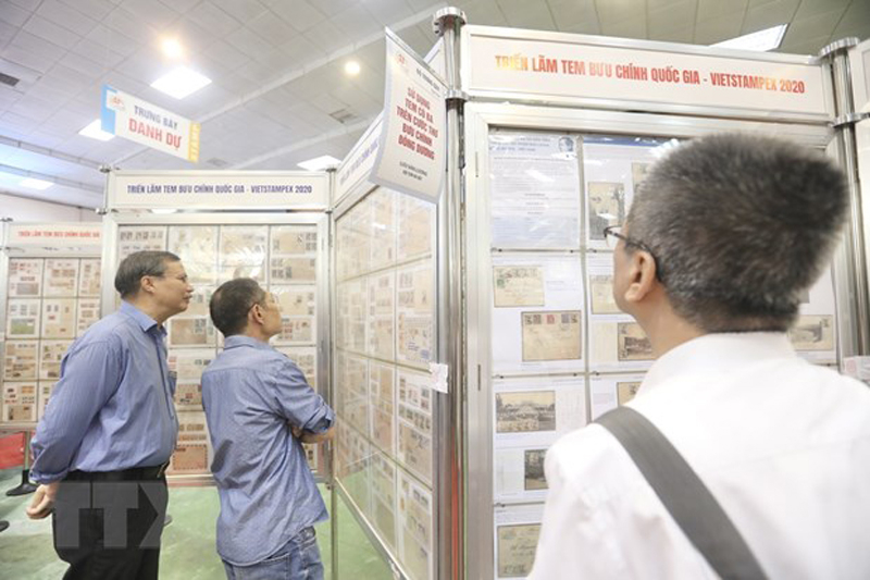 Đại biểu tham quan triển lãm. (Ảnh: Minh Quyết/TTXVN)