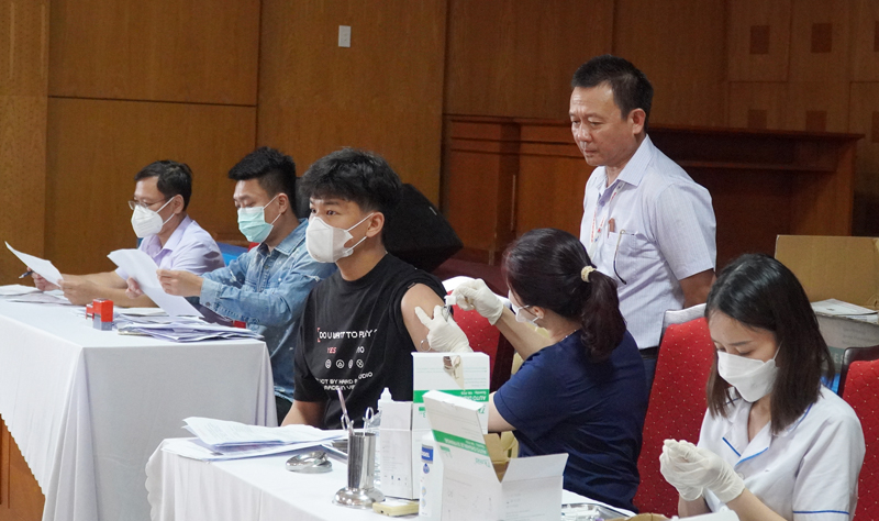 Quảng Bình tập trung tiêm vắc xin phòng Covid-19 mũi 3 cho trẻ em từ 12-17 tuổi bảo đảm an toàn.