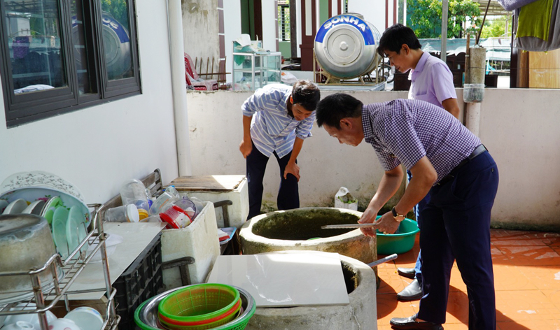 Lãnh đạo CDC Quảng Bình giám sát vectơ sốt xuất huyết tại địa bàn xã Cam Thủy.