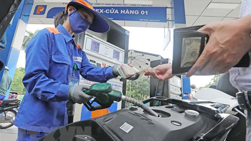Mua bán xăng dầu tại điểm kinh doanh xăng, dầu số 1 của Petrolimex. (Ảnh: Trần Việt/TTXVN)