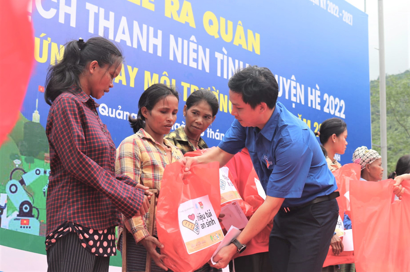 Các hoạt động tình nguyện hướng về các vùng đồng bào dân tộc thiểu số khó khăn.