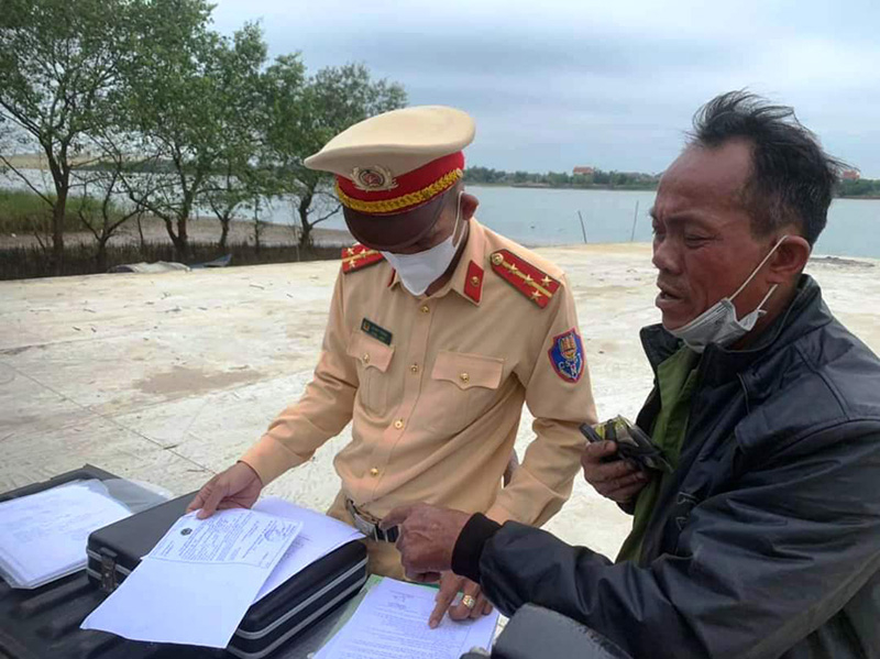 Lực lượng CSGT kiểm tra an toàn các phương tiện đường thủy kết hợp tuyên truyền nhằm nâng cao nhận thức cho người dân về phòng tránh tai nạn đuối nước.