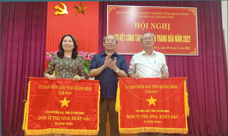 Trao cờ thi đua của UBND tỉnh cho 2 tập thể xuất sắc trong phong trào thi đua năm 2021.