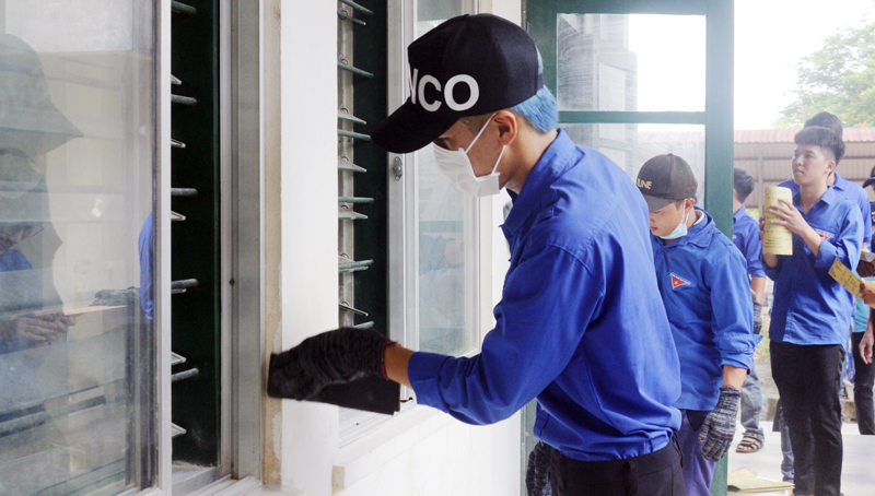 ĐV, TN tham gia làm vệ sinh, để sơn sửa trường học. 