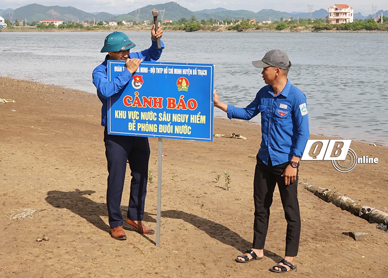 Lực lượng đoàn viên, thanh niên Huyện đoàn Bố Trạch cắm biển cảnh báo khu vực nước sâu, phòng chống tai nạn đuối nước.