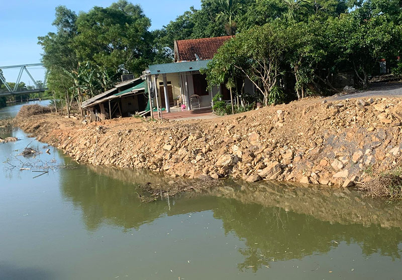 Đơn vị thi công đã san lấp mặt bằng, bóc phong hóa để thi công kè chống sạt lở bờ sông Phú Hòa