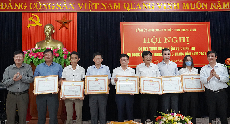 Đại diện lãnh đạo Ban Thường vụ Đảng ủy Khối DN tỉnh trao bằng khen của Ban Thường vụ Tỉnh ủy cho các đảng viên hoàn thành xuất sắc nhiệm vụ 5 năm liền, giai đoạn 2017-2021.