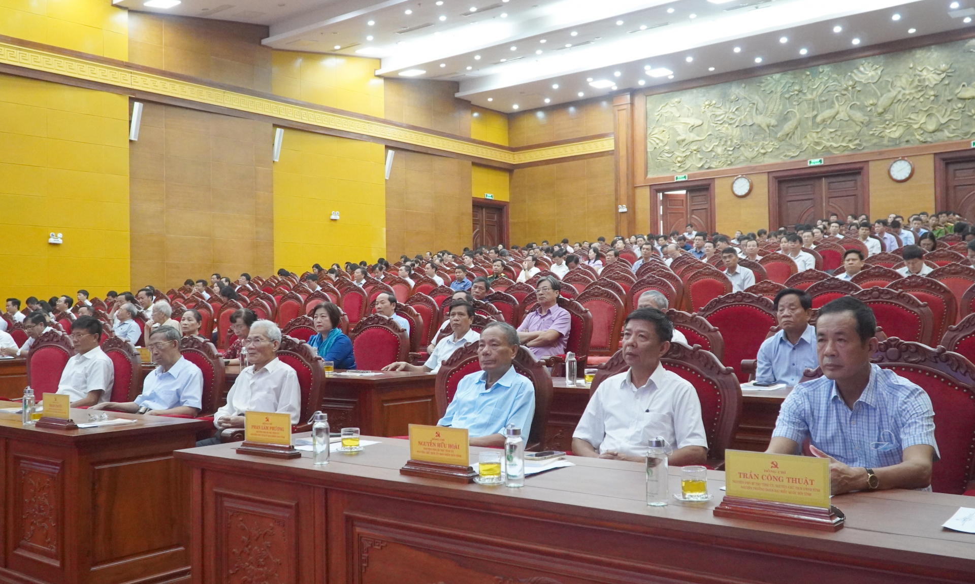Các đồng chí nguyên lãnh đạo tỉnh qua các thời kỳ dự hội nghị