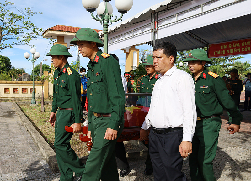 Đồng chí Bí thư Thành ủy Đồng Hới Trần Phong và các đại biểu tham gia lễ đón nhận, truy điệu và an táng hài cốt liệt sỹ tại Nghĩa trang liệt sỹ xã Nghĩa Ninh.