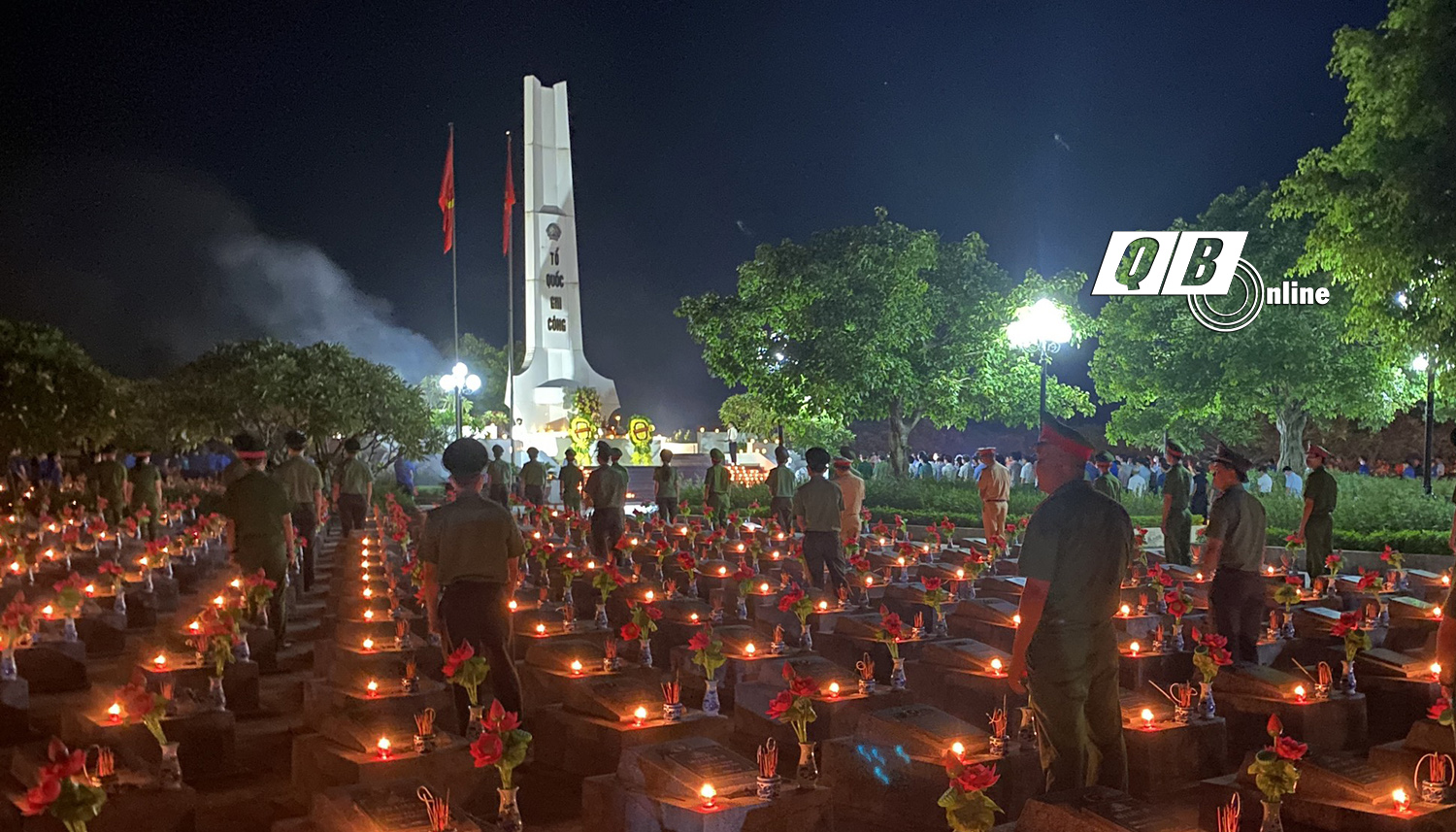 Các đại biểu và ĐVTN dâng hoa, thắp nến tri ân lên các phần mộ liệt sỹ.