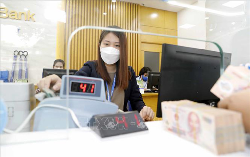 Khách hàng giao dịch tại Ngân hàng TMCP Bảo Việt. Ảnh tư liệu: Trần Việt/TTXVN