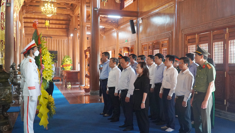 Dâng hoa, dâng hương tưởng nhớ Bác Hồ và các anh hùng liệt sỹ.