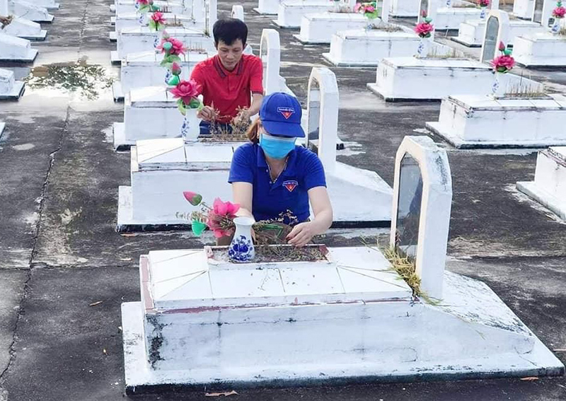 Tuổi trẻ Quảng Trạch thường xuyên chăm sóc các phần mộ liệt sỹ.