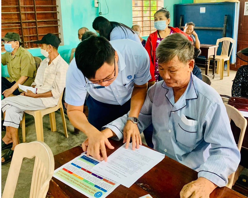 Cán hộ BHXH tỉnh hướng dẫn, hỗ trợ người dân đăng ký tài khoản ngân hàng để nhận lương hưu, trợ cấp BHXH qua thẻ ATM.