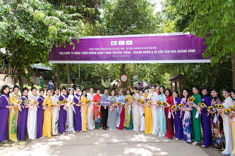 Các thí sinh tham quan động Thiên Đường.