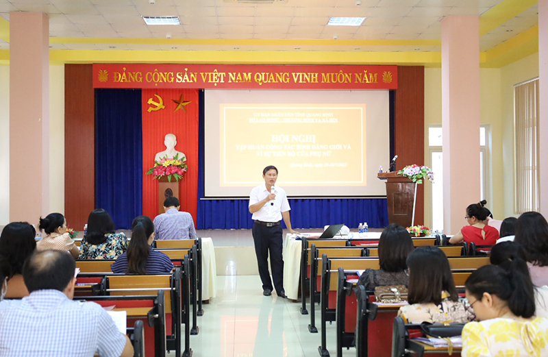 Tại hội nghị, các học viên được phổ biến các văn bản pháp luật về bình đẳng giới. 