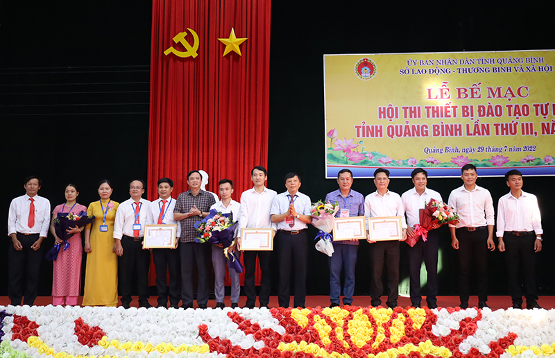 Trao giải ba cho các tập thể, cá nhân xuất sắc.