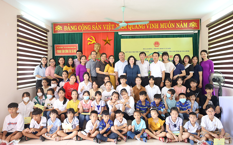 Đoàn công tác của Bộ LĐ-TB và XH chụp ảnh lưu niệm cùng các em có hoàn cảnh khó khăn.
