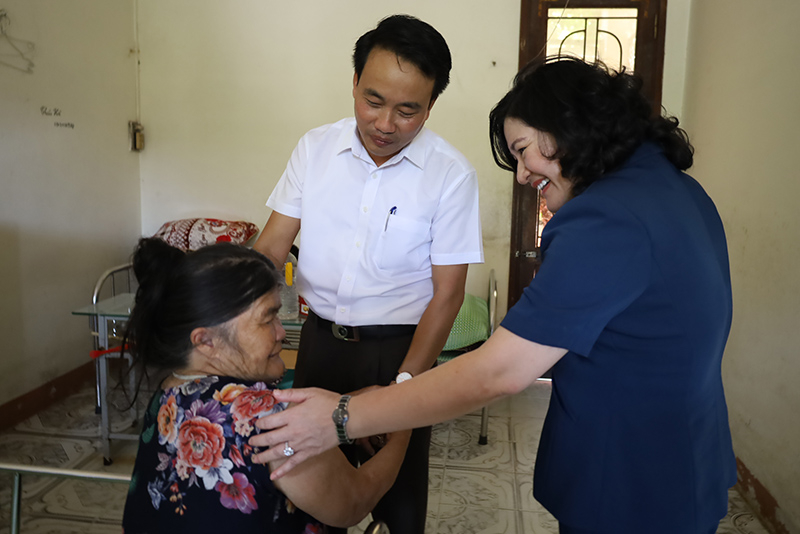 Thứ trưởng Nguyễn Thị Hà thăm hỏi, động viên các đối tượng hiện đang được chăm sóc tại Trung tâm Công tác xã hội tỉnh.