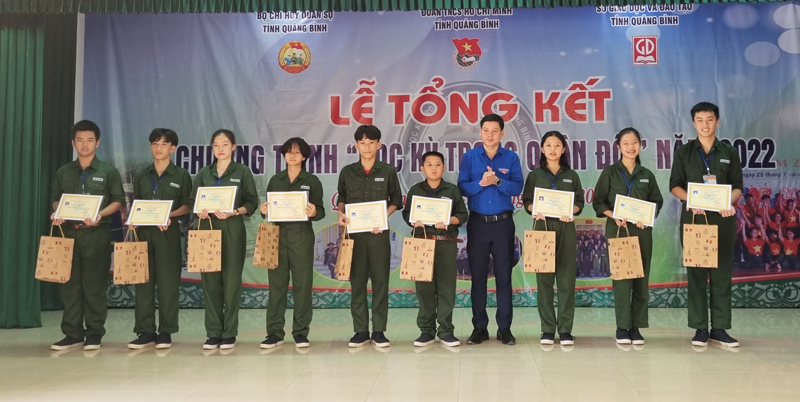 Đồng chí Đặng Đại Bàng, Bí thư Tỉnh đoàn trao quà cho các học viên các thành tích xuất sắc trong quá trình học tập và rèn luyện.