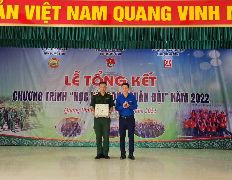 Đồng chí Đặng Đại Bàng, Bí thư Tỉnh đoàn trao quà lưu niệm cho Trung đoàn 996