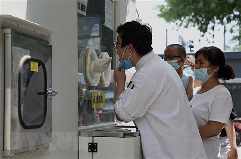 Một điểm xét nghiệm COVID-19 ở Bắc Kinh, Trung Quốc. (Ảnh: AFP/TTXVN)