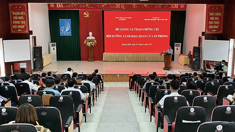 Quang cảnh lễ bế giảng.