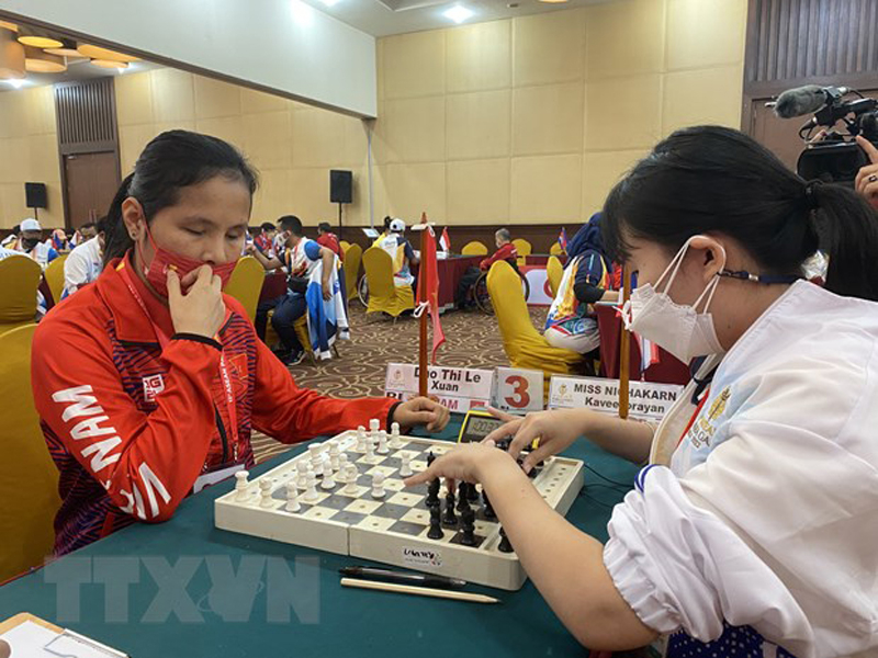 Nữ kỳ thủ Việt Nam Đào Thị Lệ Xuân đối đầu đối thủ người Thái Lan trong trận thi đấu vòng loại nội dung cờ vua tiêu chuẩn vào sáng 31/7 tại thành phố Surakarta của Indonesia. (Ảnh: Hữu Chiến-Văn Phong/TTXVN)