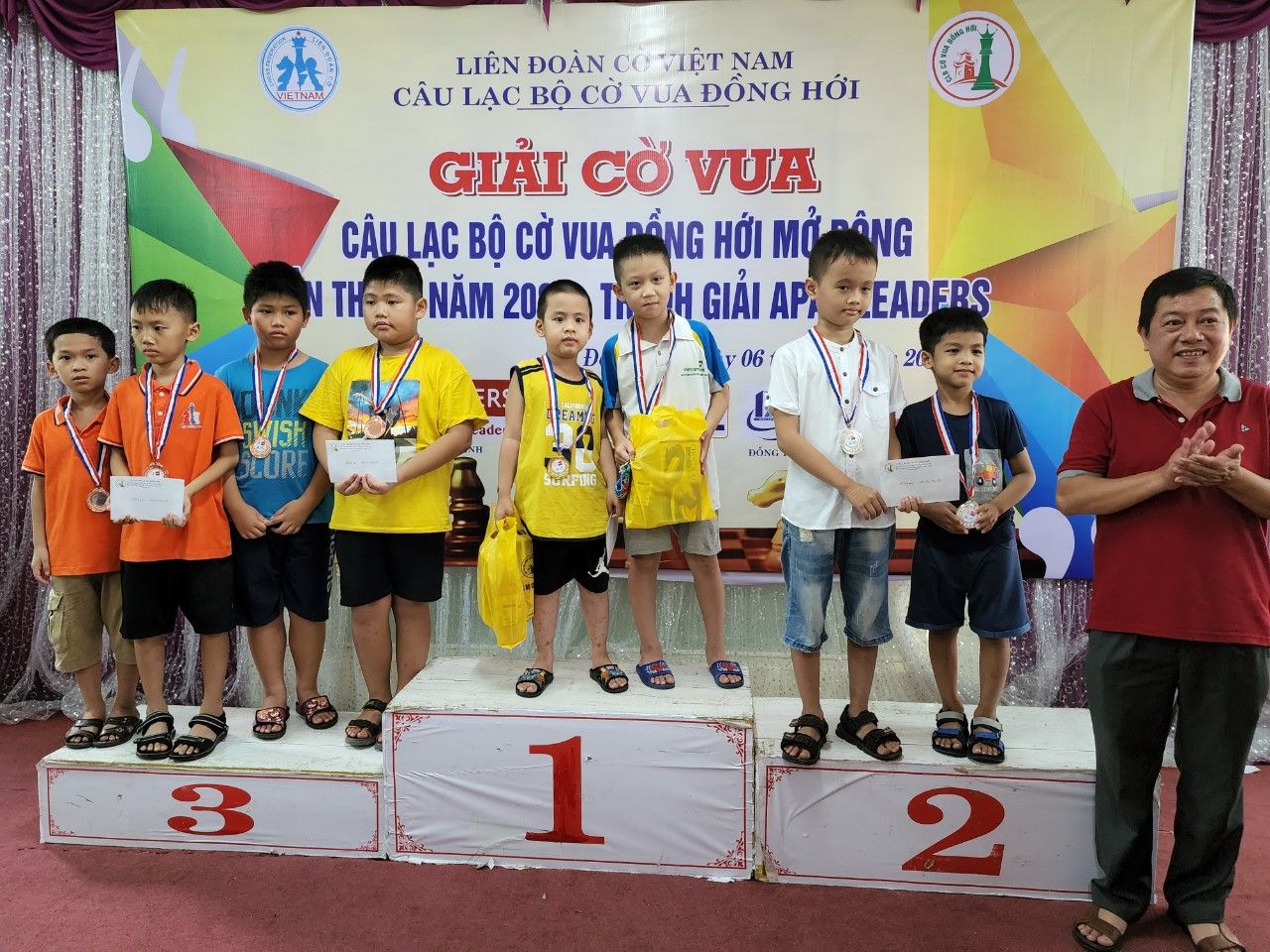 Ban tổ chức trao giải cho các VĐV có thành tích xuất sắc.