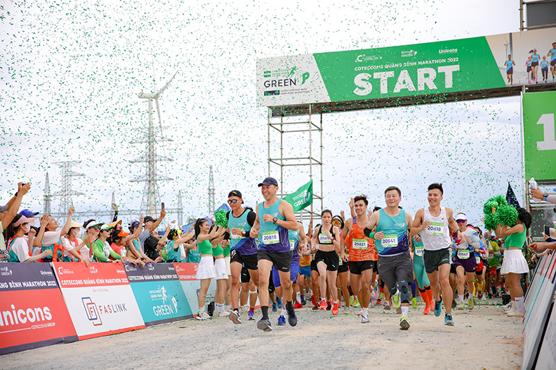 Các VĐV xuất phát cự ly 21 km.