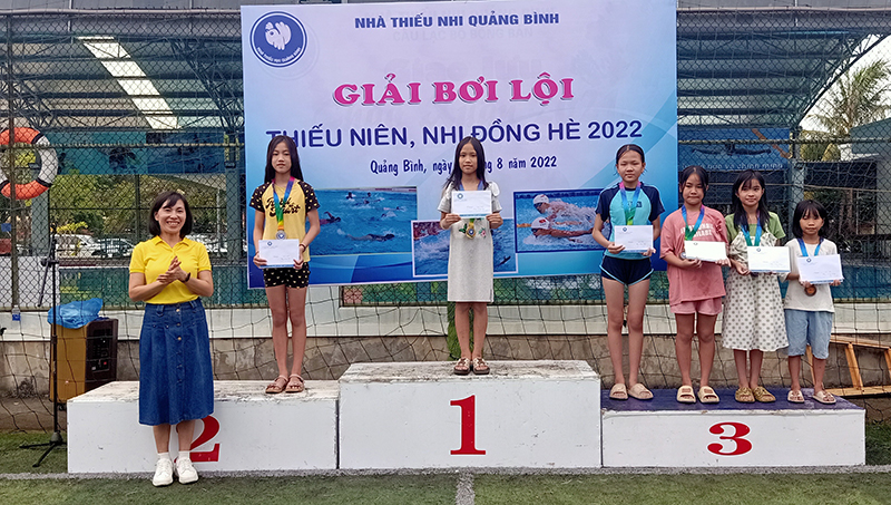 Trao giải nhất, nhì, ba nội dung bơi tự do 25m, lứa tuổi U10-11 tuổi (nữ)